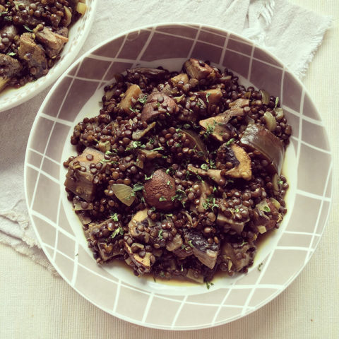 Curry De Lentilles Noires Aubergine Champignons Bowl And Spoon