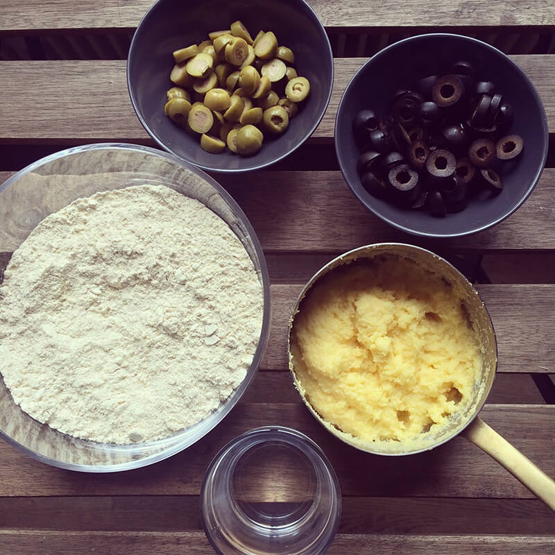 Omelette soufflée olives, pistaches & ricotta
