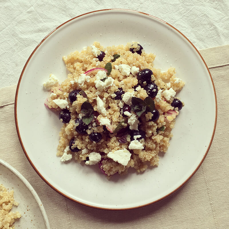 Salade de quinoa avec myrtilles, feta & menthe Salade de quinoa avec myrtilles, feta & menthe