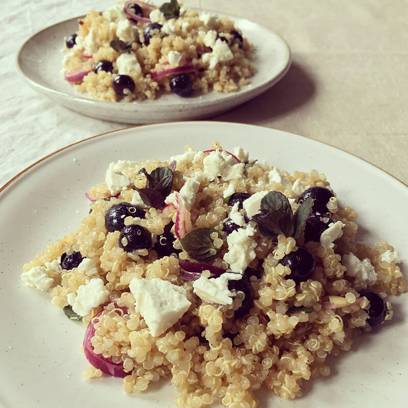 Salade de quinoa avec myrtilles, feta & menthe