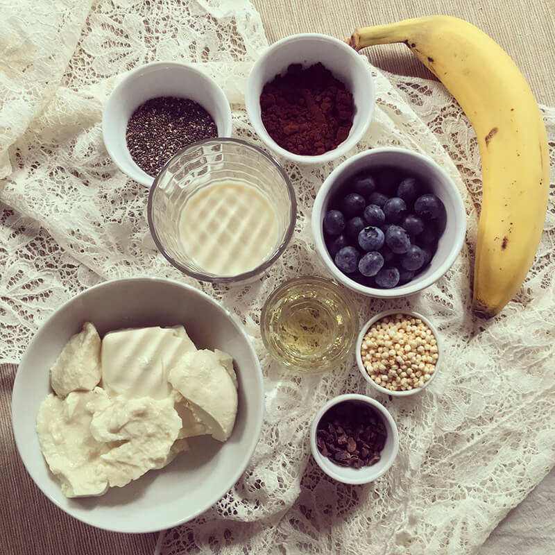 Crème de tofu au chocolat aux graines de chia, myrtilles & banane Crème de tofu au chocolat aux graines de chia, myrtilles & banane