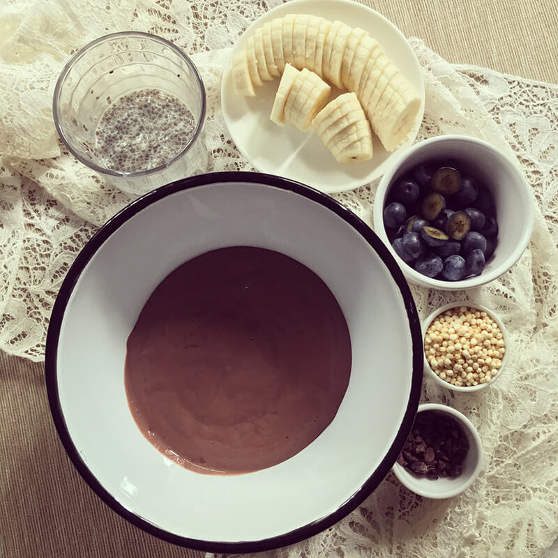 Crème de tofu au chocolat aux graines de chia, myrtilles & banane Crème de tofu au chocolat aux graines de chia, myrtilles & banane