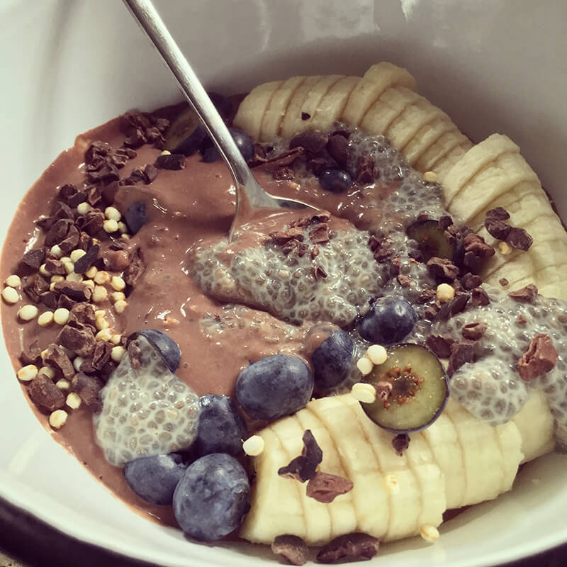 Crème de tofu au chocolat aux graines de chia, myrtilles & banane Crème de tofu au chocolat aux graines de chia, myrtilles & banane