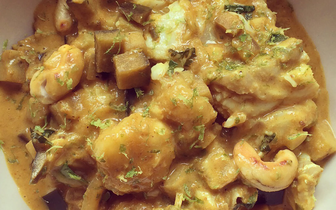 Curry de poisson aux bananes, aubergine & cajou