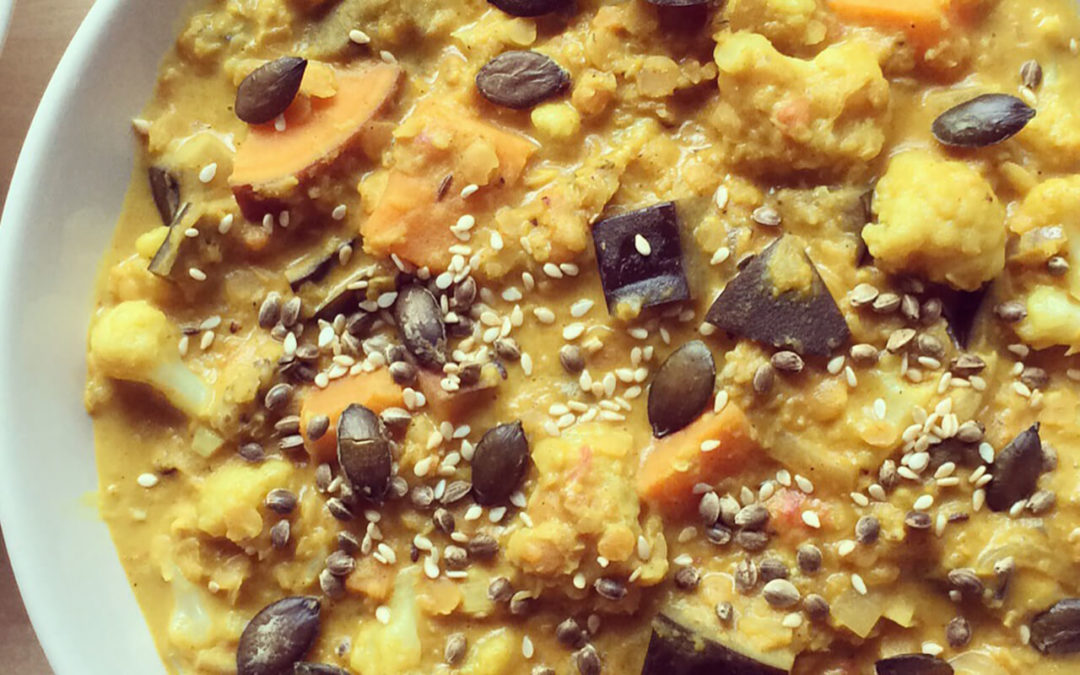 Dahl de lentilles au lait de coco, patate douce, chou-fleur & aubergine