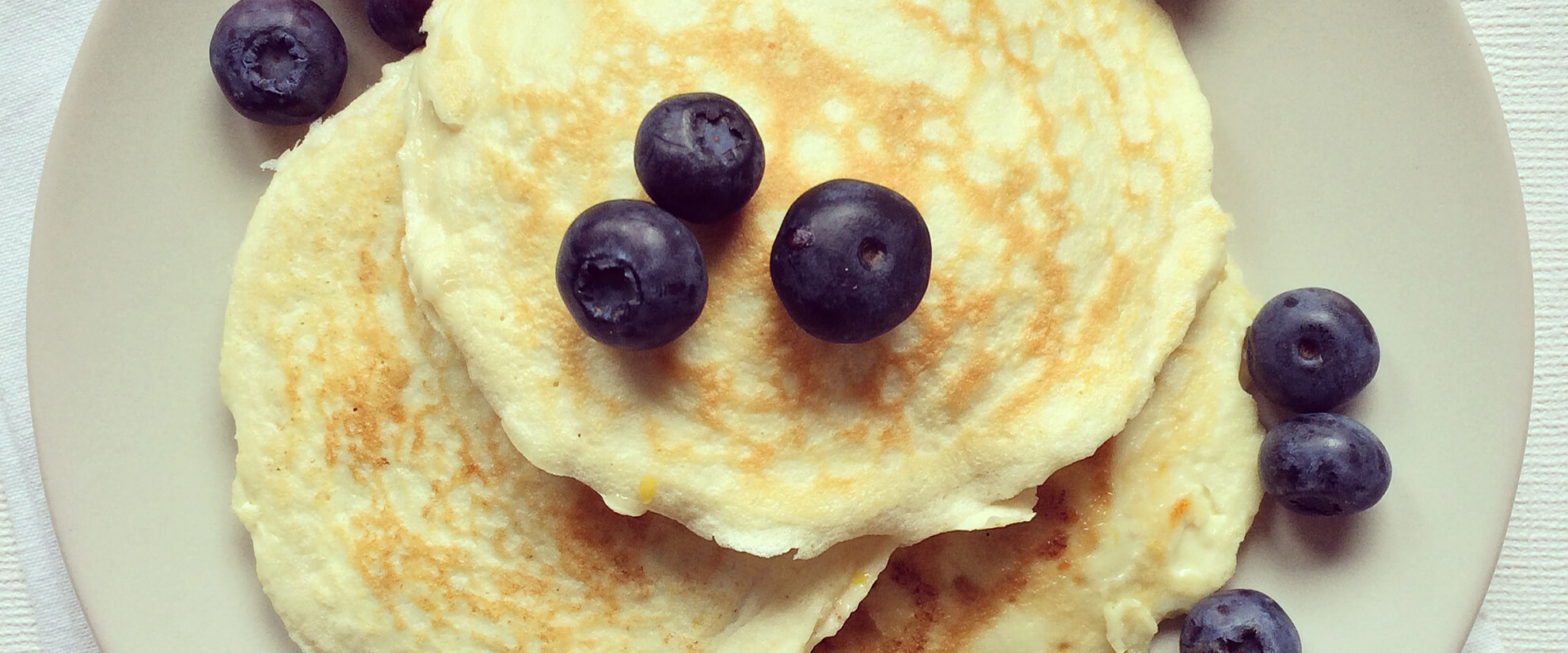 Pancakes au citron protéinés fourrés aux myrtilles & beurre de pécan