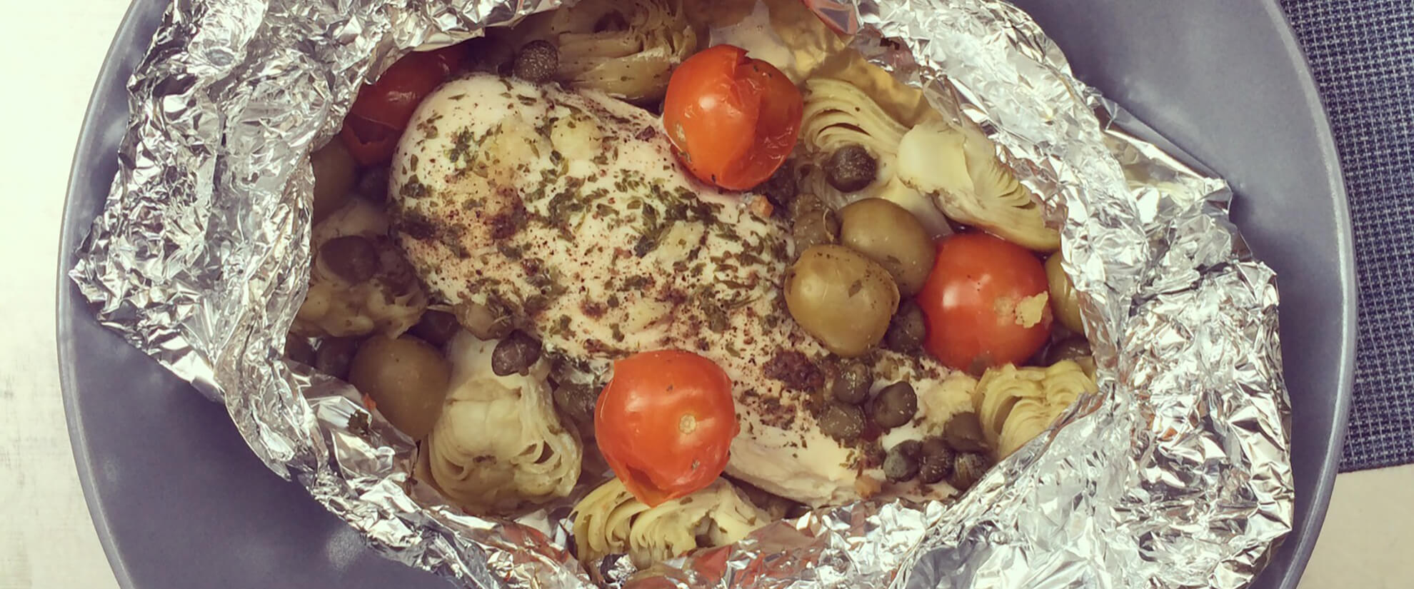 Papillote de poulet, artichauts, olives & câpres - Bowl and Spoon