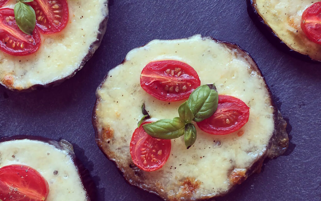Pizzettas d’aubergine tomates cerise & mozzarella
