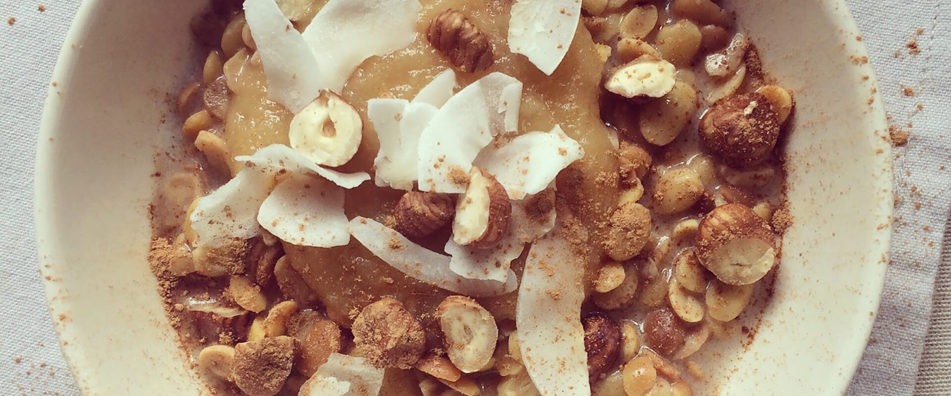 Porridge de soja au lait de coco, noisettes & pomme Bowl and Spoon — free download