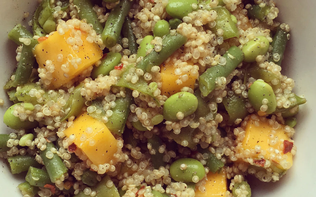 Salade de quinoa, mangue & fèves