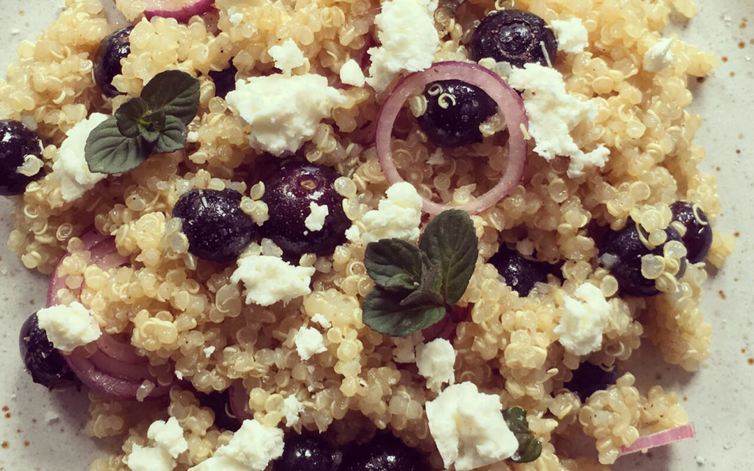 Salade de quinoa avec myrtilles, feta & menthe