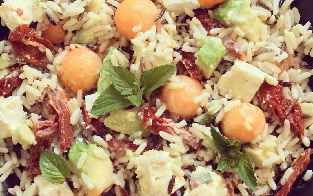 Salade de riz à l’avocat, melon, feta & tomates séchées