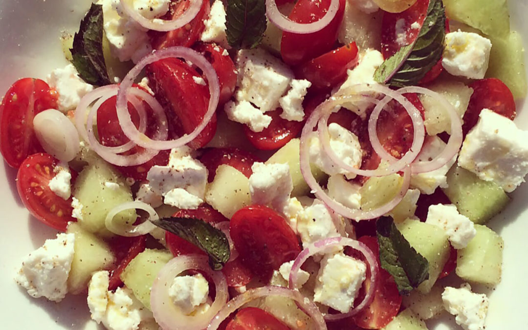 Salade de tomates cerise au melon, feta & oignon rouge