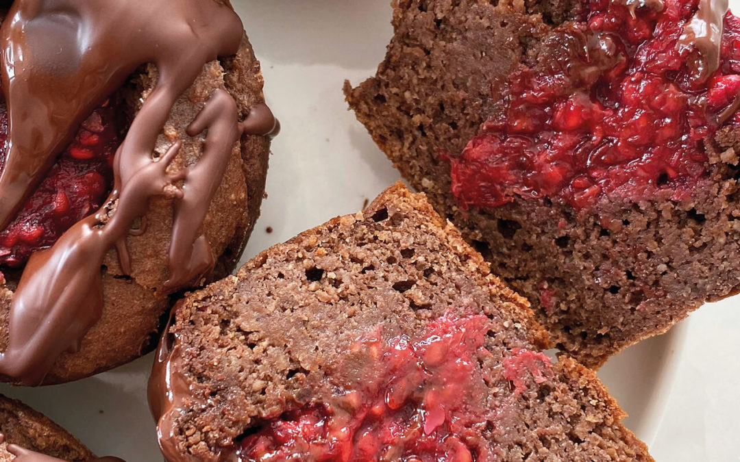 Muffins au chocolat protéinés fourrés à la framboise