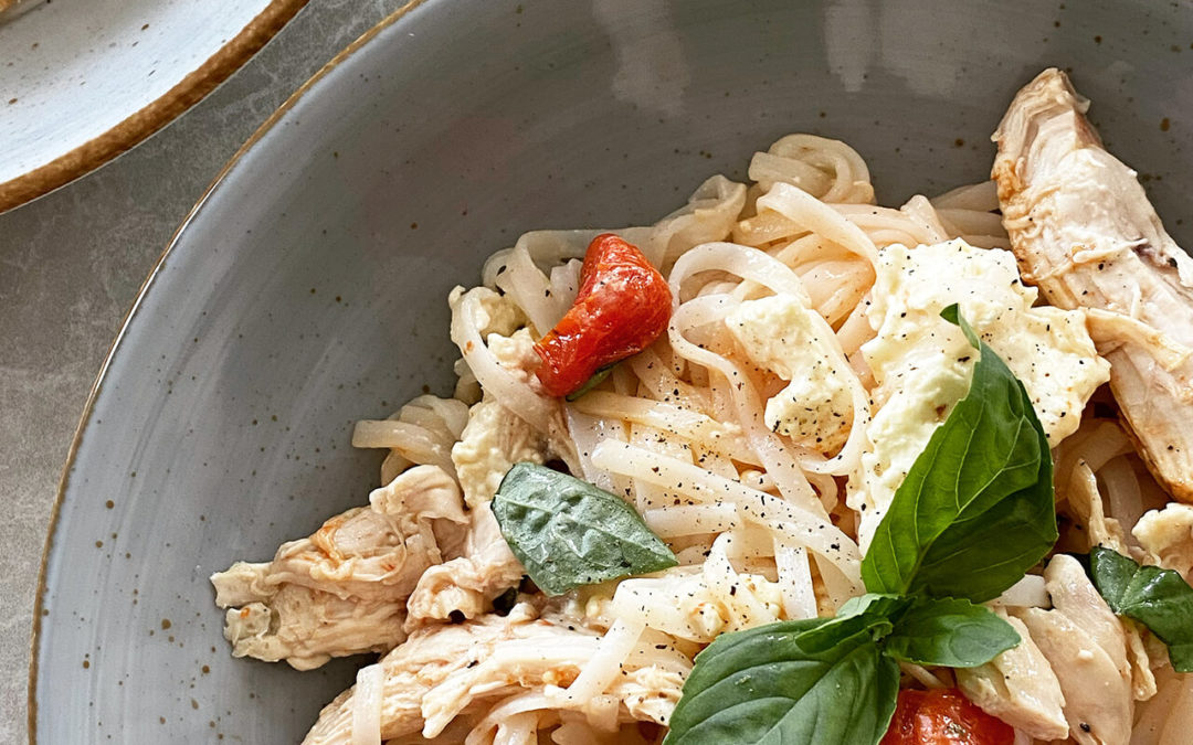 Nouilles de riz au poulet, tomates & feta